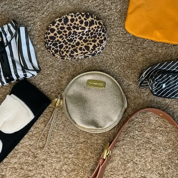 Vince Camuto Brown Leather Crossbody Bag Gold Hardware Adjustable Strap Mini - Picture 3 of 12